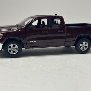Welly 1:27 2019 Dodge Ram 1500 HEMI 5.7L Burgandy Diecast 29370